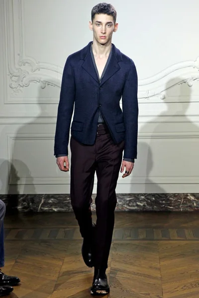 Look 16